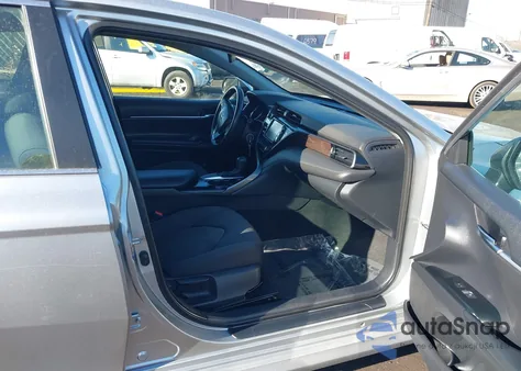 2020 Toyota Camry Le z USA, uszkodzony, nr VIN 4T1C11AK4LU894397